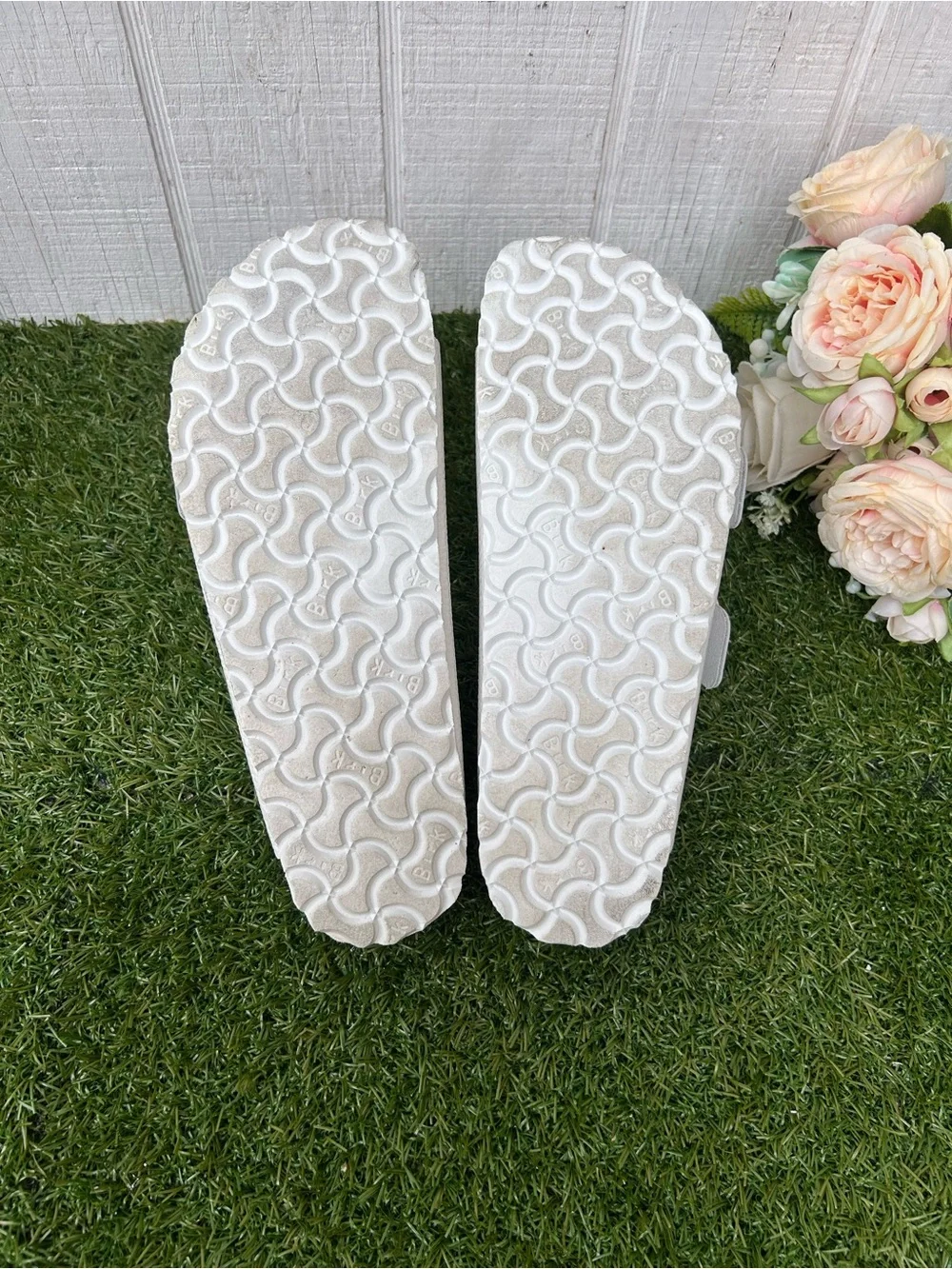 Birkenstock Arizona in White Leather Soft Footbed Size 39 US 8-8.5  gently used